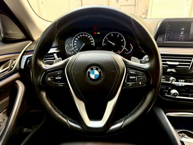 2017 BMW G30 520d 總代理 升級：M版空力套件/18吋M版鋁圈/免鑰匙/摸門/腳踢尾門/車道偏移/盲點  第19張相片