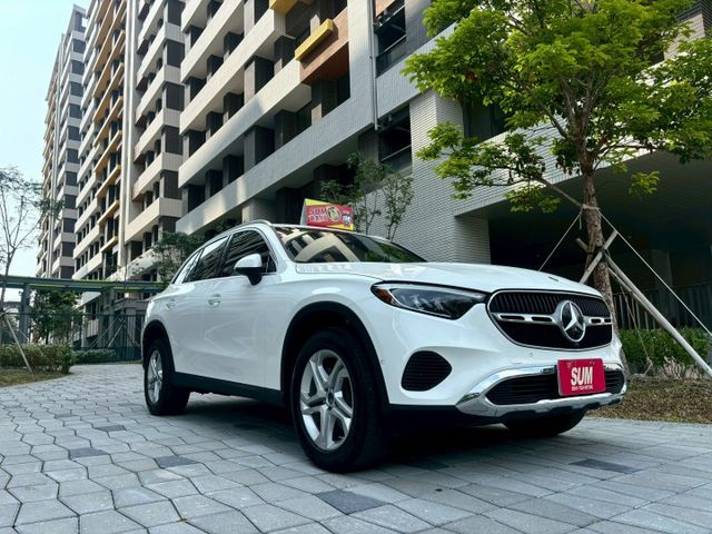 2024 GLC300 SUV 配備:免鑰匙/摸門~盲點~自動停車~氣氛燈~CarPlay~腳踢尾門~雙前電動記憶加熱座  第1張相片