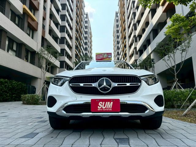 2024 GLC300 SUV 配備:免鑰匙/摸門~盲點~自動停車~氣氛燈~CarPlay~腳踢尾門~雙前電動記憶加熱座  第2張相片