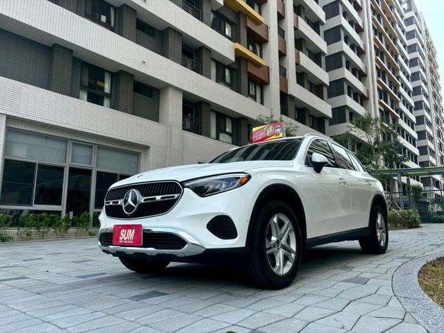 2024 GLC300 SUV 配備:免鑰匙/摸門~盲點~自動停車~氣氛燈~CarPlay~腳踢尾門~雙前電動記憶加熱座  第3張相片