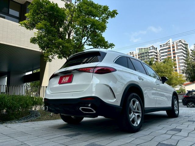 2024 GLC300 SUV 配備:免鑰匙/摸門~盲點~自動停車~氣氛燈~CarPlay~腳踢尾門~雙前電動記憶加熱座  第4張相片