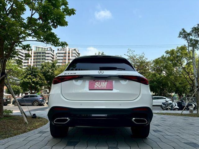 2024 GLC300 SUV 配備:免鑰匙/摸門~盲點~自動停車~氣氛燈~CarPlay~腳踢尾門~雙前電動記憶加熱座  第5張相片