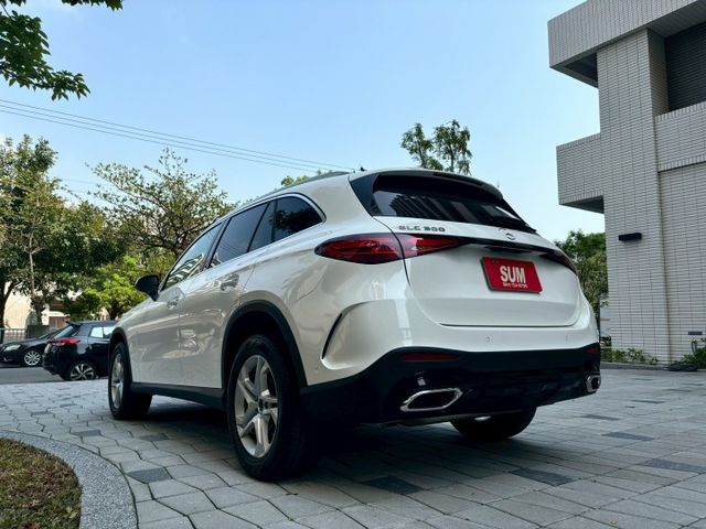 2024 GLC300 SUV 配備:免鑰匙/摸門~盲點~自動停車~氣氛燈~CarPlay~腳踢尾門~雙前電動記憶加熱座  第6張相片