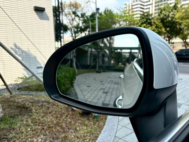 2024 GLC300 SUV 配備:免鑰匙/摸門~盲點~自動停車~氣氛燈~CarPlay~腳踢尾門~雙前電動記憶加熱座  第8張相片