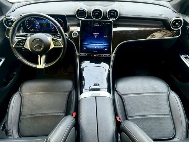 2024 GLC300 SUV 配備:免鑰匙/摸門~盲點~自動停車~氣氛燈~CarPlay~腳踢尾門~雙前電動記憶加熱座  第9張相片