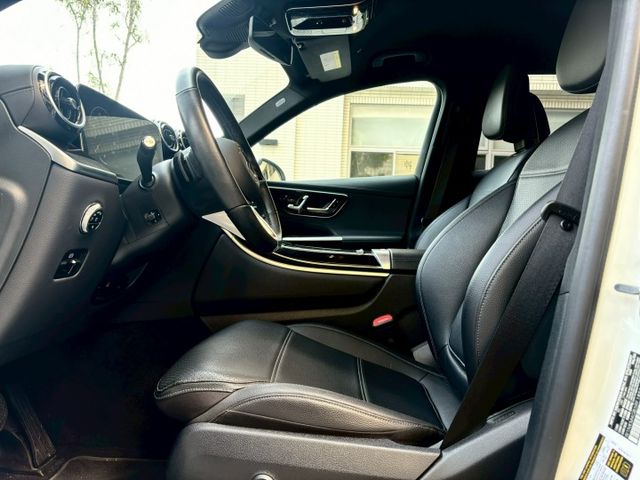 2024 GLC300 SUV 配備:免鑰匙/摸門~盲點~自動停車~氣氛燈~CarPlay~腳踢尾門~雙前電動記憶加熱座  第10張相片