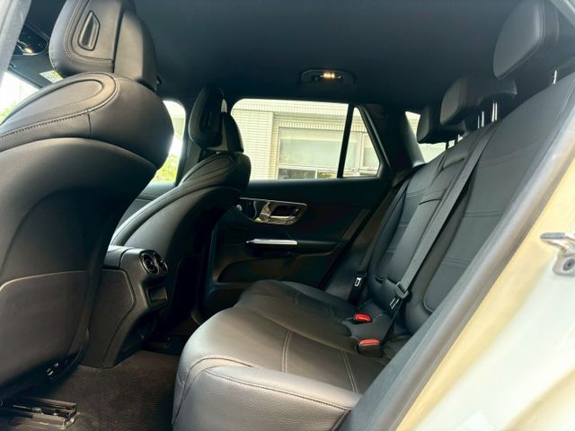 2024 GLC300 SUV 配備:免鑰匙/摸門~盲點~自動停車~氣氛燈~CarPlay~腳踢尾門~雙前電動記憶加熱座  第11張相片