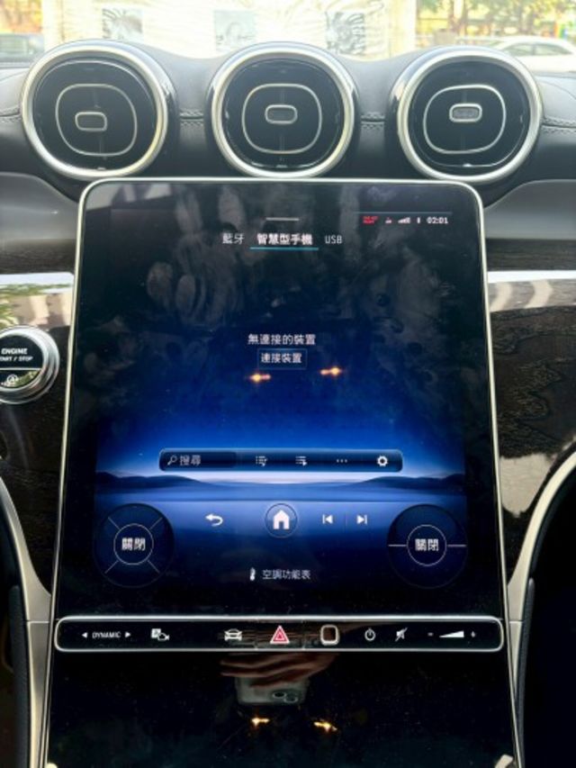 2024 GLC300 SUV 配備:免鑰匙/摸門~盲點~自動停車~氣氛燈~CarPlay~腳踢尾門~雙前電動記憶加熱座  第13張相片