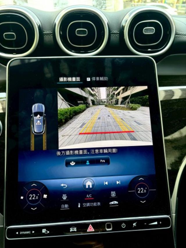 2024 GLC300 SUV 配備:免鑰匙/摸門~盲點~自動停車~氣氛燈~CarPlay~腳踢尾門~雙前電動記憶加熱座  第14張相片