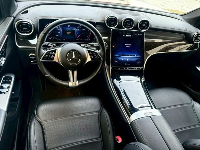 2024 GLC300 SUV 配備:免鑰匙/摸門~盲點~自動停車~氣氛燈~CarPlay~腳踢尾門~雙前電動記憶加熱座  第15張相片