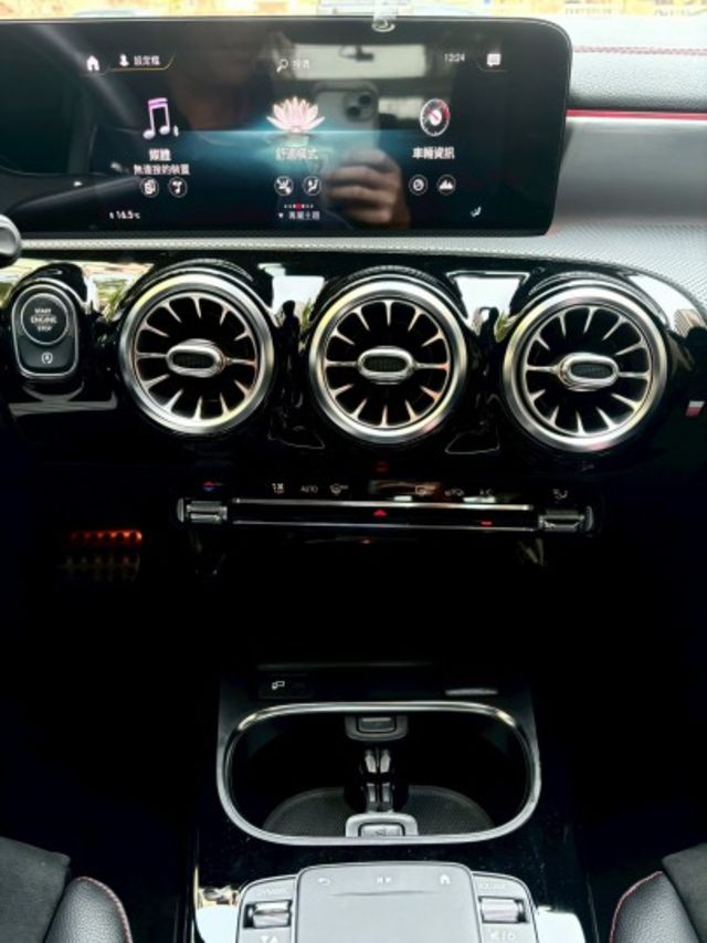 2020 CLA250 AMG 4MATIC 配備:多光束頭燈~22P~全景天窗~腳踢尾門~CarPlay~電動加熱座椅  第16張相片