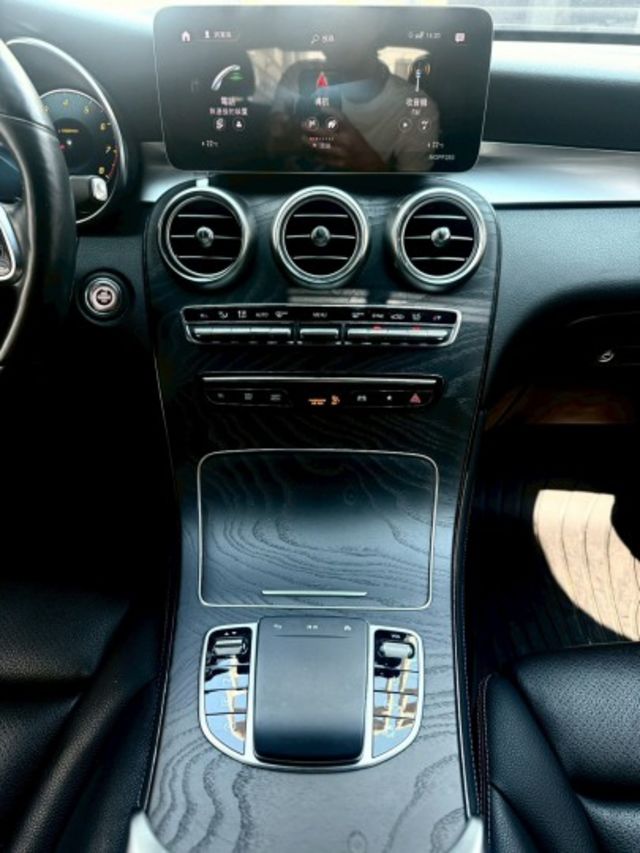 2019年GLC300CoupeAMG小改款 柏林之音/360環景/多光束頭燈/四門摸門/Carplay/電熱座椅  第16張相片