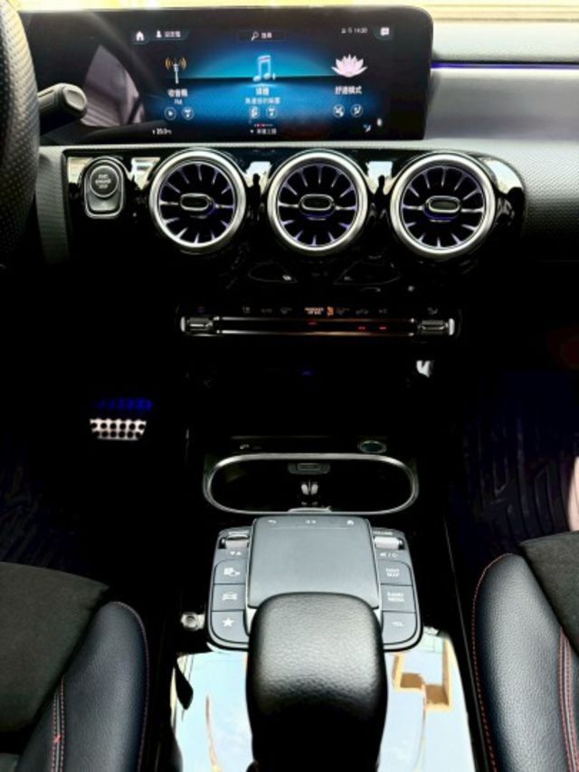 2021 Benz A180 AMG 總代理 免鑰匙/摸門/23P跟車/Carplay/盲點/雙前電動座椅/18吋鋁圈  第14張相片