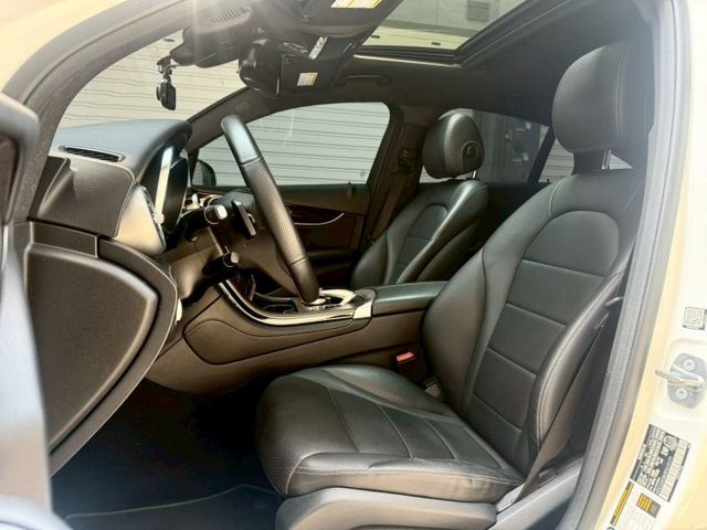 2019年 GLC300 Coupe 4Matic AMG 23P跟車/黑色天篷/盲點偵測/雙前加熱座椅/腳踢電尾  第10張相片