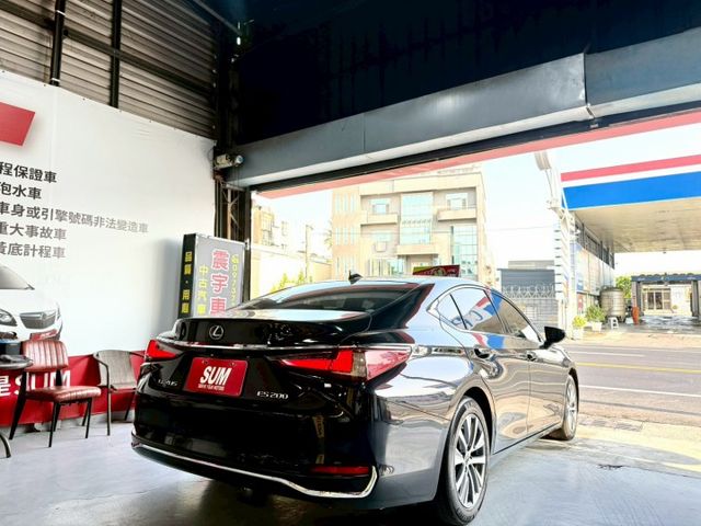 2020年 Lexus ES200 頂級版 免鑰匙~摸門解鎖~ACC跟車~盲點~Carplay~無線充電盤~雙冷熱通風椅  第4張相片