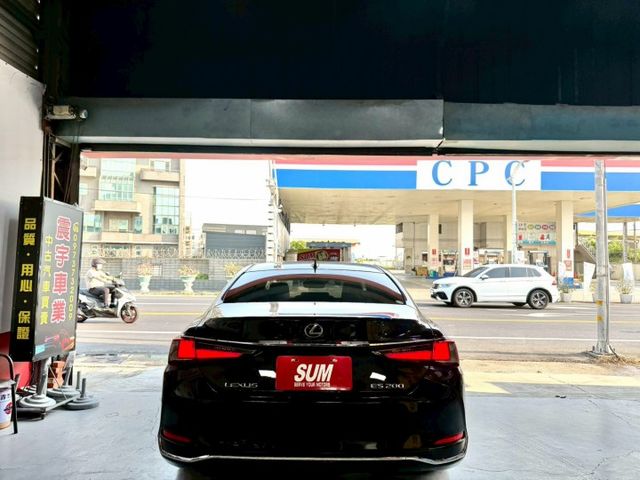 2020年 Lexus ES200 頂級版 免鑰匙~摸門解鎖~ACC跟車~盲點~Carplay~無線充電盤~雙冷熱通風椅  第5張相片