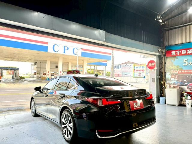 2020年 Lexus ES200 頂級版 免鑰匙~摸門解鎖~ACC跟車~盲點~Carplay~無線充電盤~雙冷熱通風椅  第6張相片