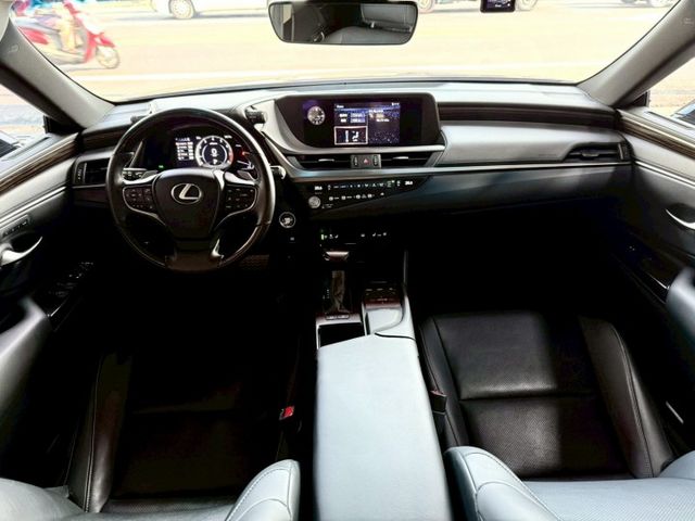 2020年 Lexus ES200 頂級版 免鑰匙~摸門解鎖~ACC跟車~盲點~Carplay~無線充電盤~雙冷熱通風椅  第9張相片