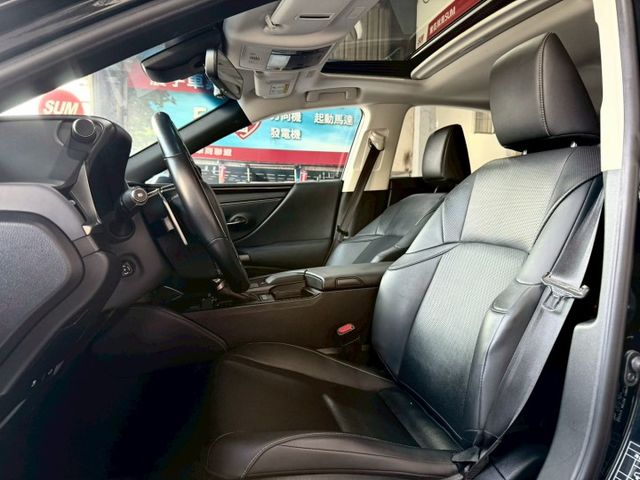 2020年 Lexus ES200 頂級版 免鑰匙~摸門解鎖~ACC跟車~盲點~Carplay~無線充電盤~雙冷熱通風椅  第10張相片