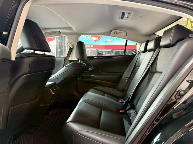 2020年 Lexus ES200 頂級版 免鑰匙~摸門解鎖~ACC跟車~盲點~Carplay~無線充電盤~雙冷熱通風椅  第11張相片
