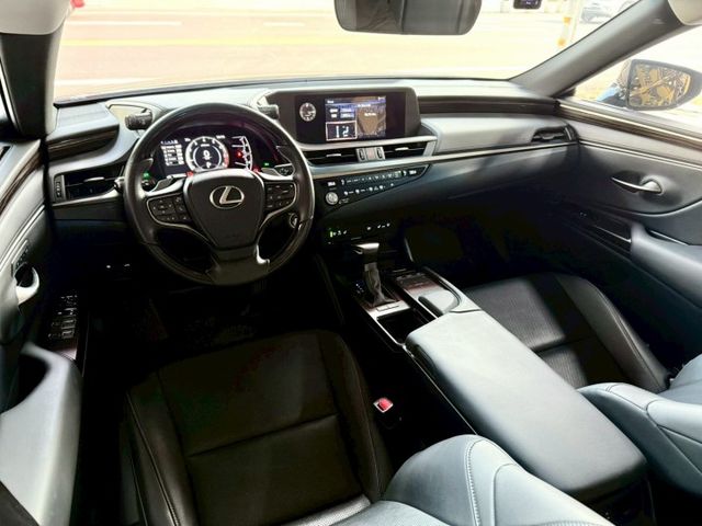 2020年 Lexus ES200 頂級版 免鑰匙~摸門解鎖~ACC跟車~盲點~Carplay~無線充電盤~雙冷熱通風椅  第12張相片