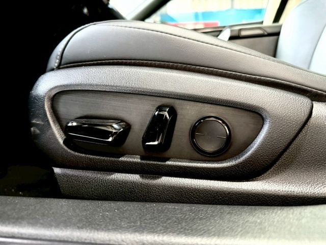 2020年 Lexus ES200 頂級版 免鑰匙~摸門解鎖~ACC跟車~盲點~Carplay~無線充電盤~雙冷熱通風椅  第13張相片