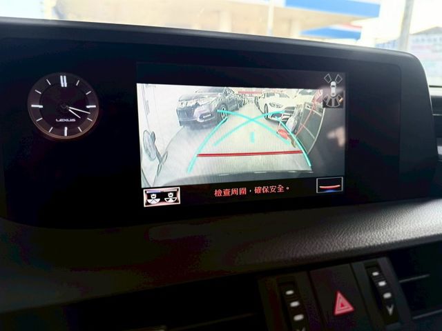 2020年 Lexus ES200 頂級版 免鑰匙~摸門解鎖~ACC跟車~盲點~Carplay~無線充電盤~雙冷熱通風椅  第16張相片