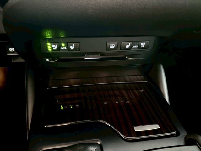 2020年 Lexus ES200 頂級版 免鑰匙~摸門解鎖~ACC跟車~盲點~Carplay~無線充電盤~雙冷熱通風椅  第17張相片