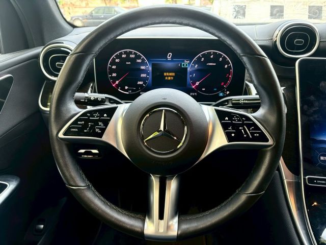 2024 GLC300 SUV 配備:免鑰匙/摸門~盲點~自動停車~氣氛燈~CarPlay~腳踢尾門~雙前電動記憶加熱座  第18張相片