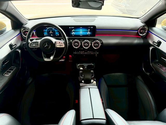 2020年Benz A180 AMG 原版件 配備: 免鑰匙/摸門/倒車影像/自動停車/空力套件/盲點/雙前電動記憶座椅  第9張相片
