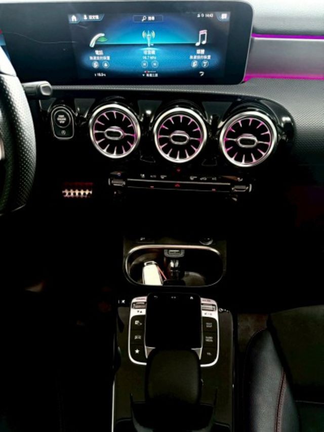 2020年Benz A180 AMG 原版件 配備: 免鑰匙/摸門/倒車影像/自動停車/空力套件/盲點/雙前電動記憶座椅  第13張相片
