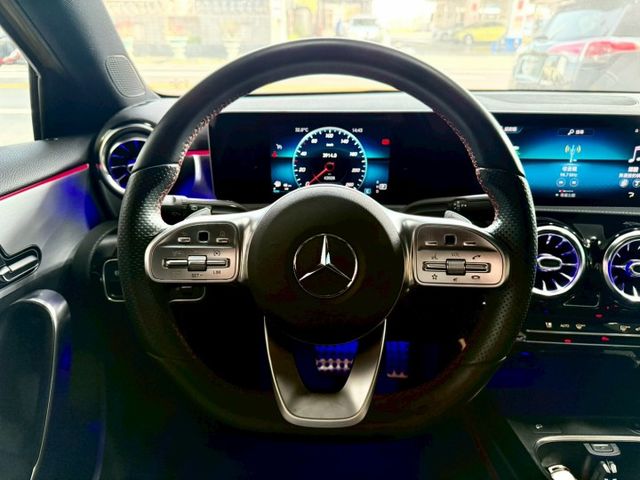 2020年Benz A180 AMG 原版件 配備: 免鑰匙/摸門/倒車影像/自動停車/空力套件/盲點/雙前電動記憶座椅  第16張相片