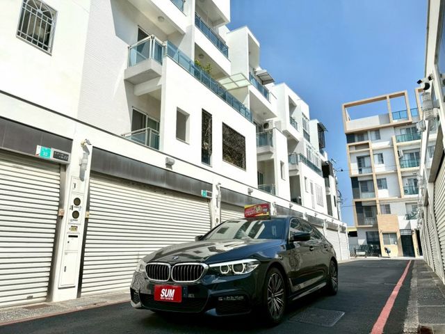 2017 BMW G30 520d 總代理 升級：M版空力套件/18吋M版鋁圈/免鑰匙/摸門/腳踢尾門/車道偏移/盲點  第3張相片
