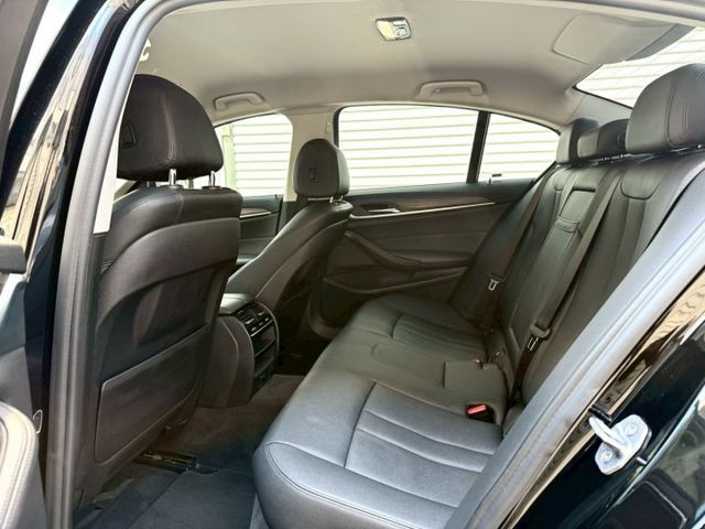 2017 BMW G30 520d 總代理 升級：M版空力套件/18吋M版鋁圈/免鑰匙/摸門/腳踢尾門/車道偏移/盲點  第13張相片