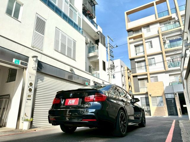 2013年 BMW 328i Xdrive4輪 升級：前大包M3 M-Sport後大包/方向盤/M版18吋鋁/雙前電熱椅  第4張相片