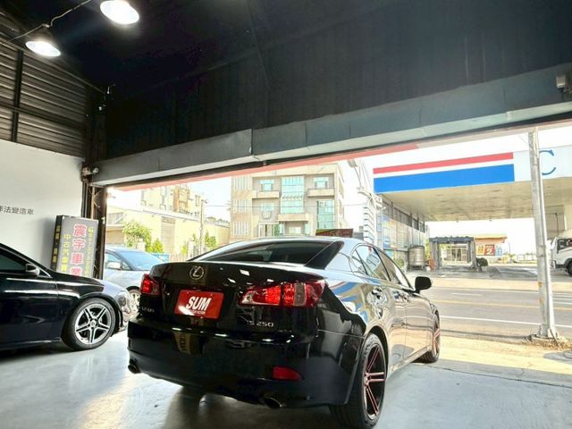2011年 Lexus IS 250 黑色 免鑰匙/摸門解索/HID頭燈/電動天窗/換檔撥片  第4張相片