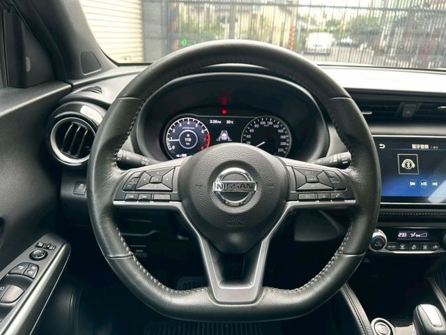 2021年 Kicks 智行旗艦版  升級環倉氣氛燈/360環景/免鑰匙摸門/Carplay/盲點  第12張相片