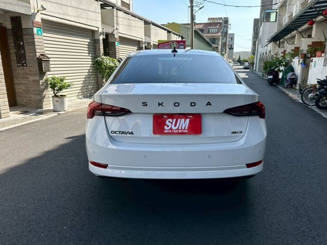 2023 Skoda Octavia 1.5 TSI e-TEC 配備:免鑰匙摸門~電動尾門~ACC跟車~雙前座電熱椅  第5張相片