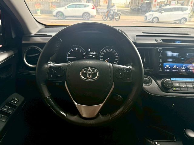 2016年 Toyota Rav4 頂級 小改款 配備:免鑰匙/摸門/TSS跟車/車道偏移/倒車顯影/駕駛座電動調整  第19張相片