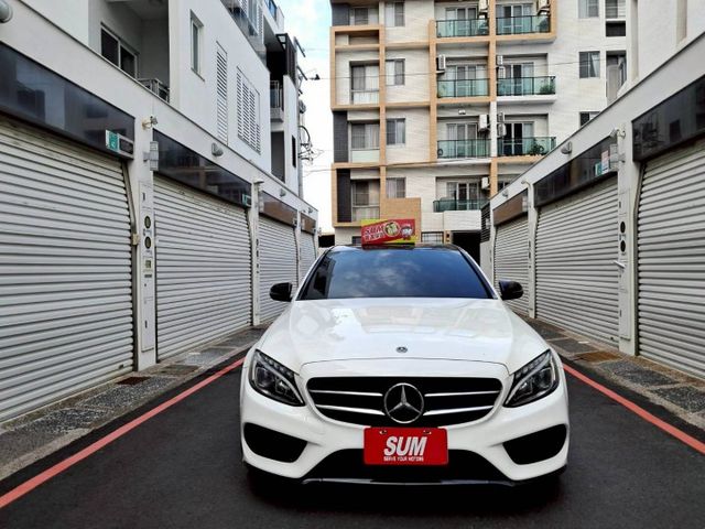 2018 BENZ C300 AMG 4-MATIC/AMG夜色套件/免鑰匙/柏林之音/全景天窗/雙前座加熱椅/盲點偵測  第2張相片