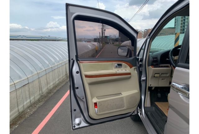 Nissan QRV  第14張相片