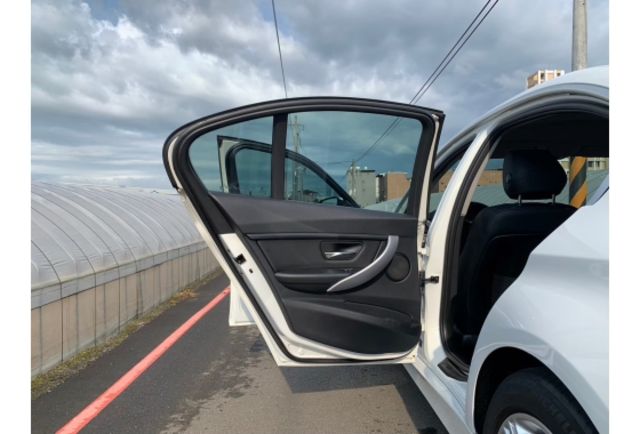 BMW 320I  第17張相片