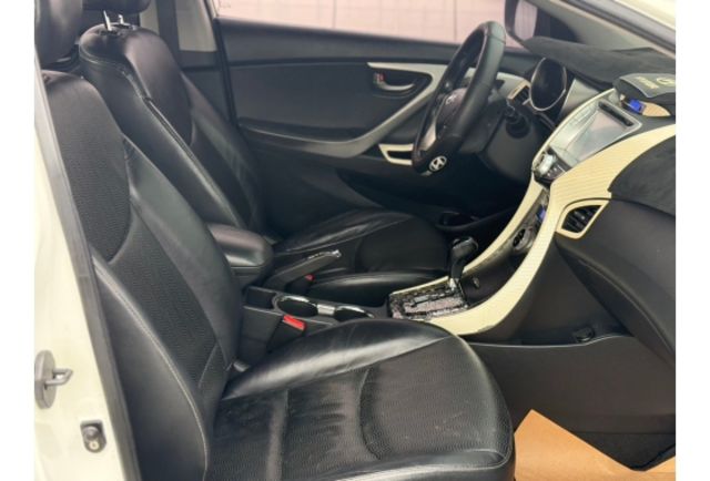 Hyundai ELANTRA  第10張相片