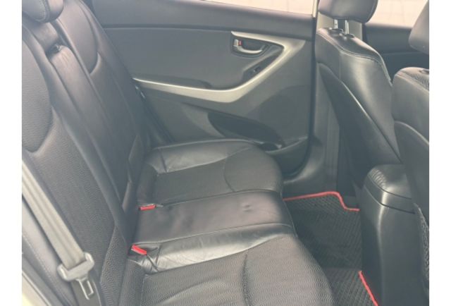 Hyundai ELANTRA  第15張相片