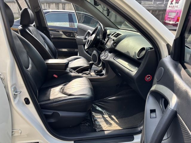 TOYOTA豐田 RAV4  第14張相片
