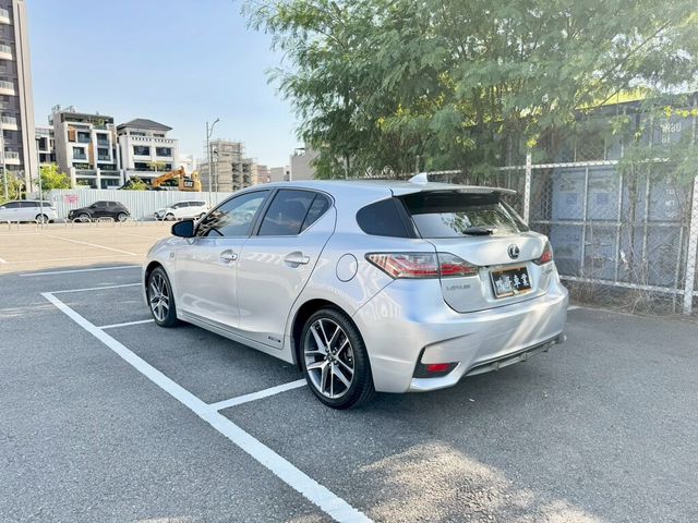 LEXUS凌志 CT200H  第7張相片