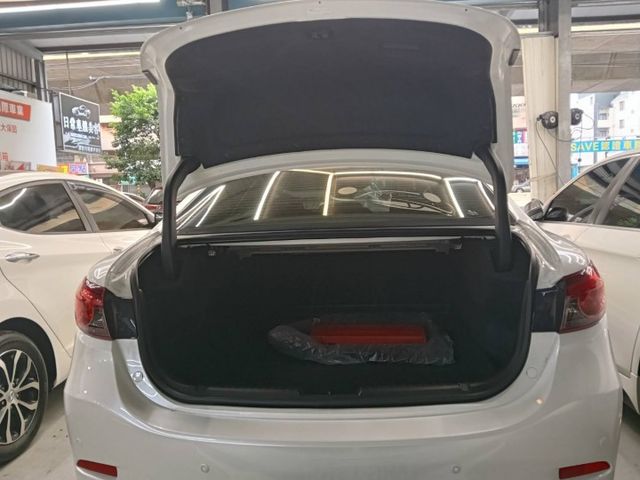 i-key、HID頭燈、定速、電動天窗、車道偏離警示  第17張相片
