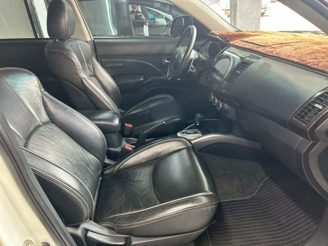 前後霧燈、電動天窗、定速、車頂行李架、ISOFIX、後座分離  第8張相片