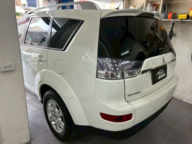 前後霧燈、電動天窗、定速、車頂行李架、ISOFIX、後座分離  第15張相片