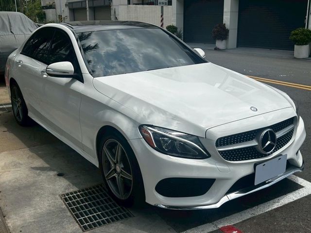 歐規M-BENZ C300 4MATIC，經典白色雅致外觀，搭載高效渦輪引擎與四輪驅動系統，精緻內裝與完善保養，兼具性能  第2張相片